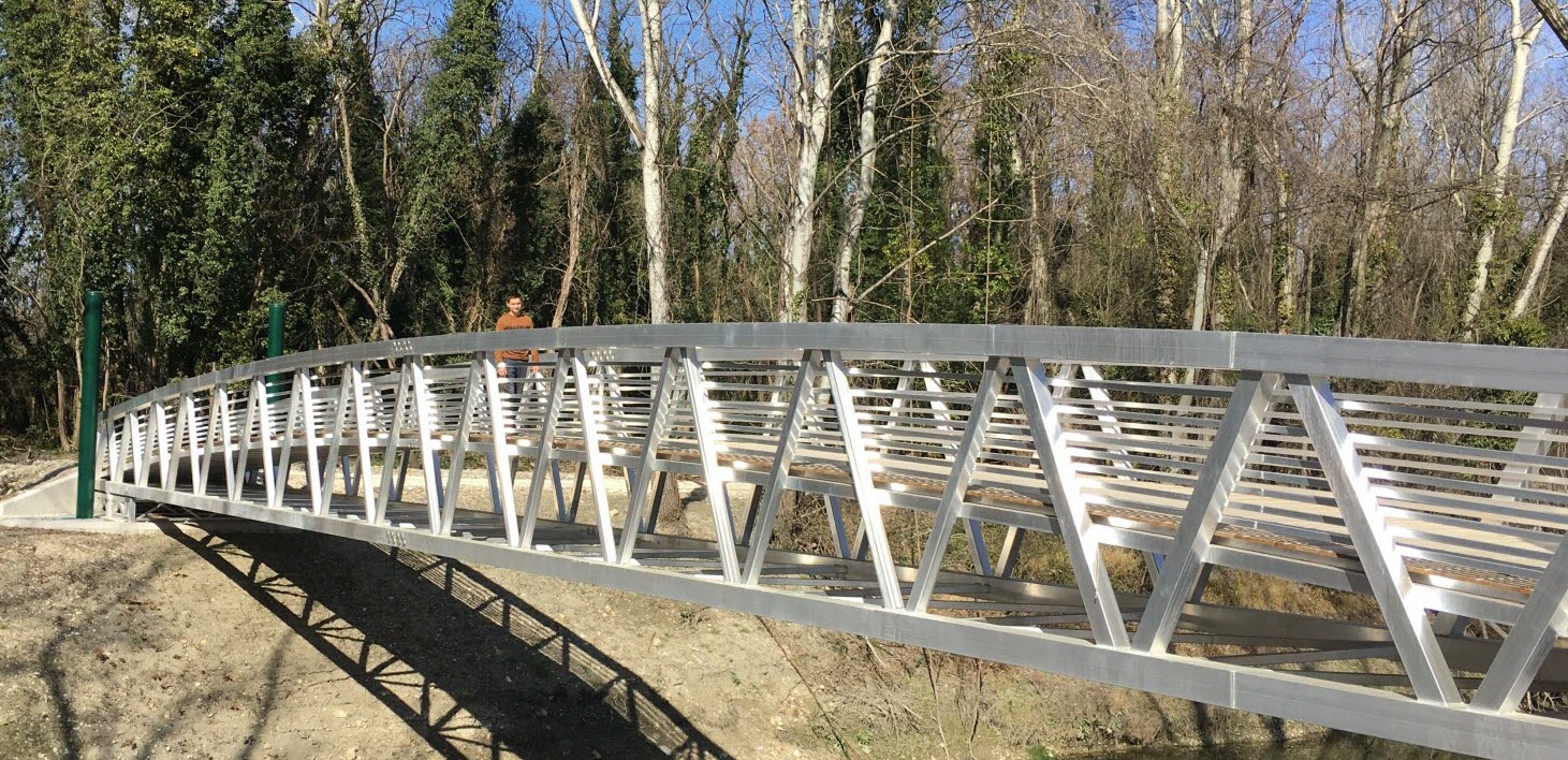 fabricant, passerelle, acier, galvanis&eacute;